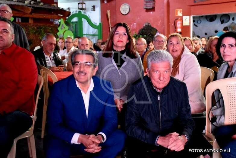 Carmen Hernández, con Román Rodríguez y Pedro Quevedo, visiona un video (Foto Antonio Alí)